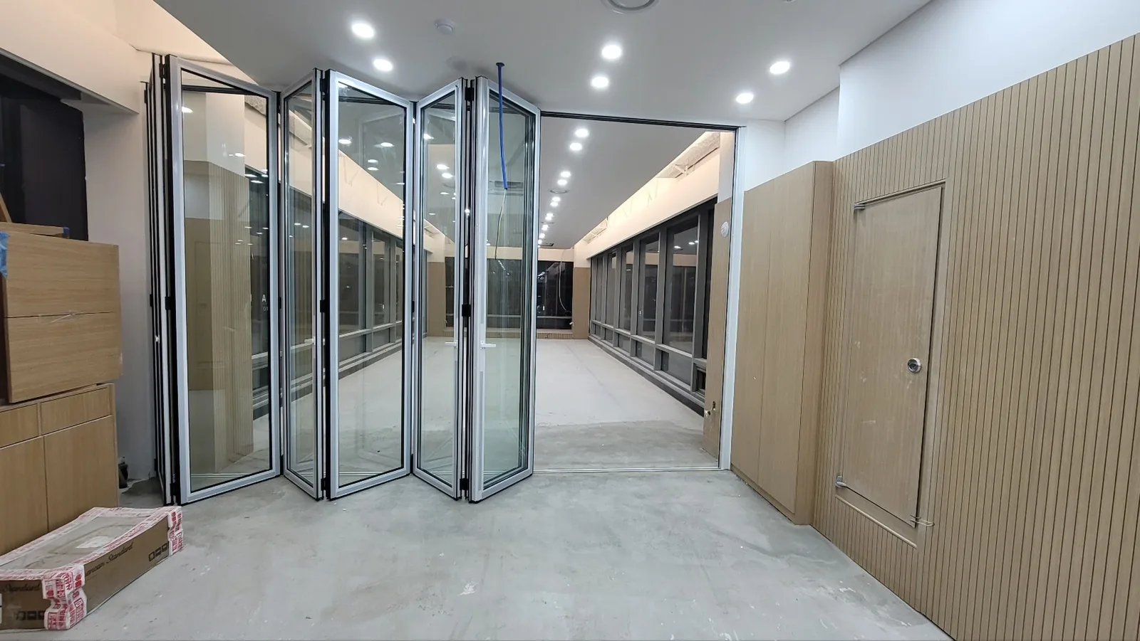 사무실에 시공된 5연동 블랙 프레임 글라스폴딩도어 실제 사진