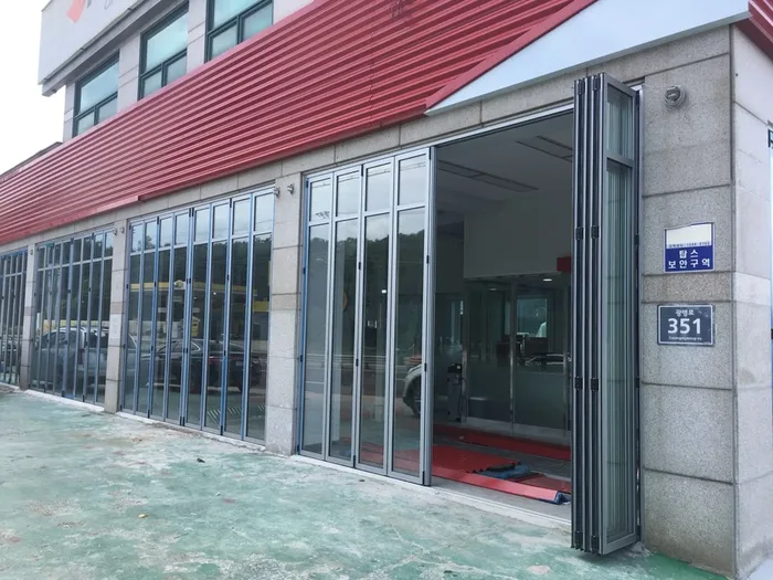 상가 전면 출입구에 시공된 접이식폴딩도어 실제 시공 사진