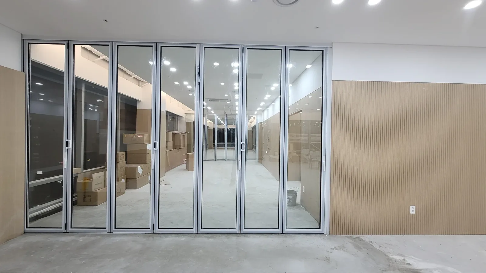 다연동 화이트 프레임 접이식폴딩도어 쇼룸 전시 사진